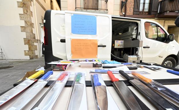 Albisu tiene a la venta varios productos frente a su furgoneta.