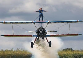 Wing Walking jarduera, hegazkinen hegal gainean akrobaziak egiten.