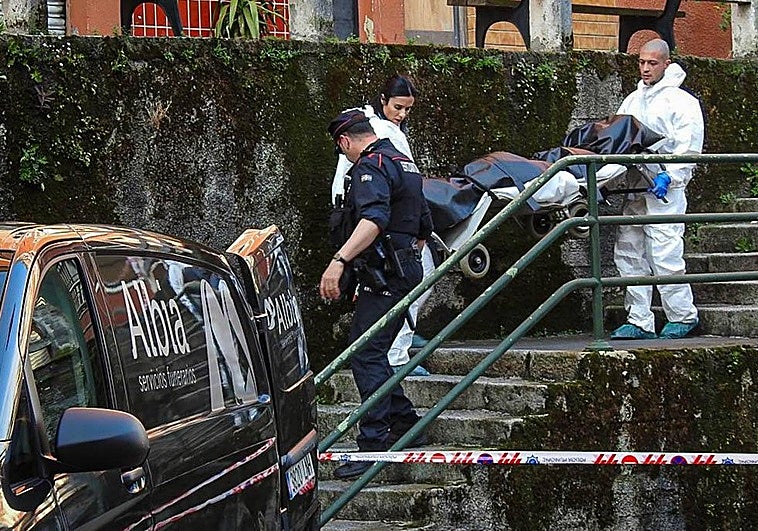 Los servicios funerarios trasladan los cuerpos de la menor y su padre.