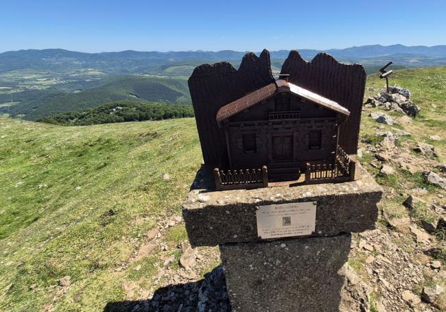 Espectacular buzón de Erga con forma de caserío colocado por el club Iratxo, con el antiguo buzón de la aizkora detrás.