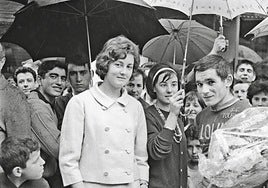 Jesús Aranzabal recibe con el ramo de flores de vencedor de la edición de 1962.