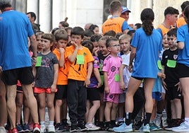 Iazko lasterketan parte hartu zuten neska mutilak.