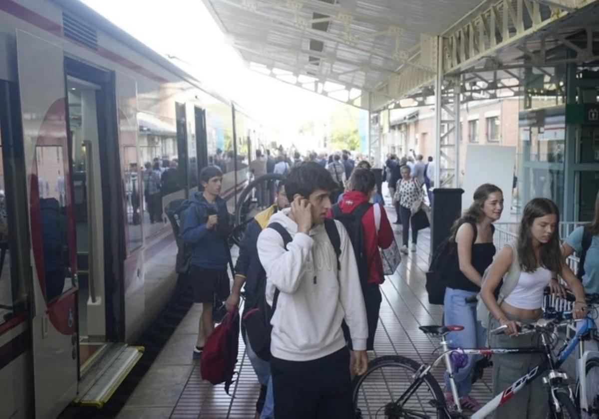 Viajeros llegan a Vitoria en el nuevo servicio de Cercanías.