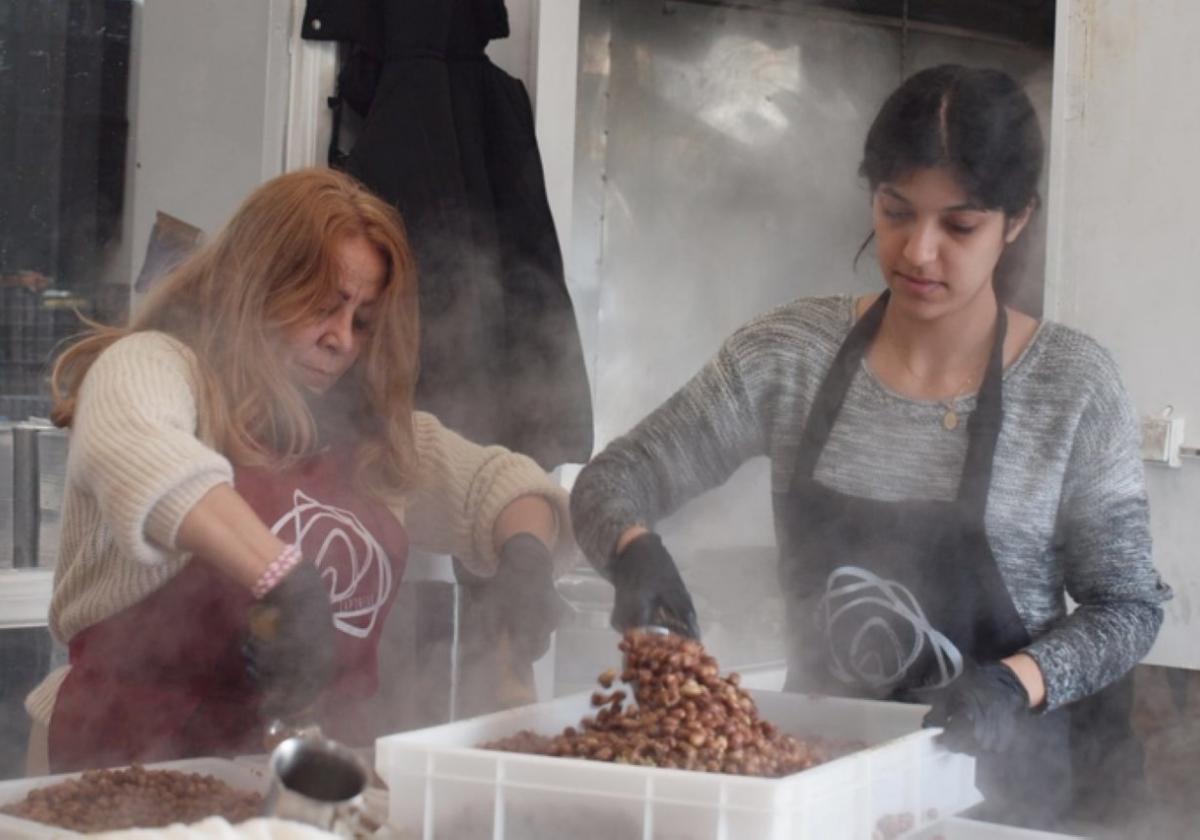 Zaporeak, nueve años después, sigue dando 2.500 comidas diarias a refugiados en Lesbos
