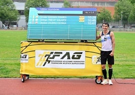 Ander Garaiar posa junto al marcador que refleja su récord.