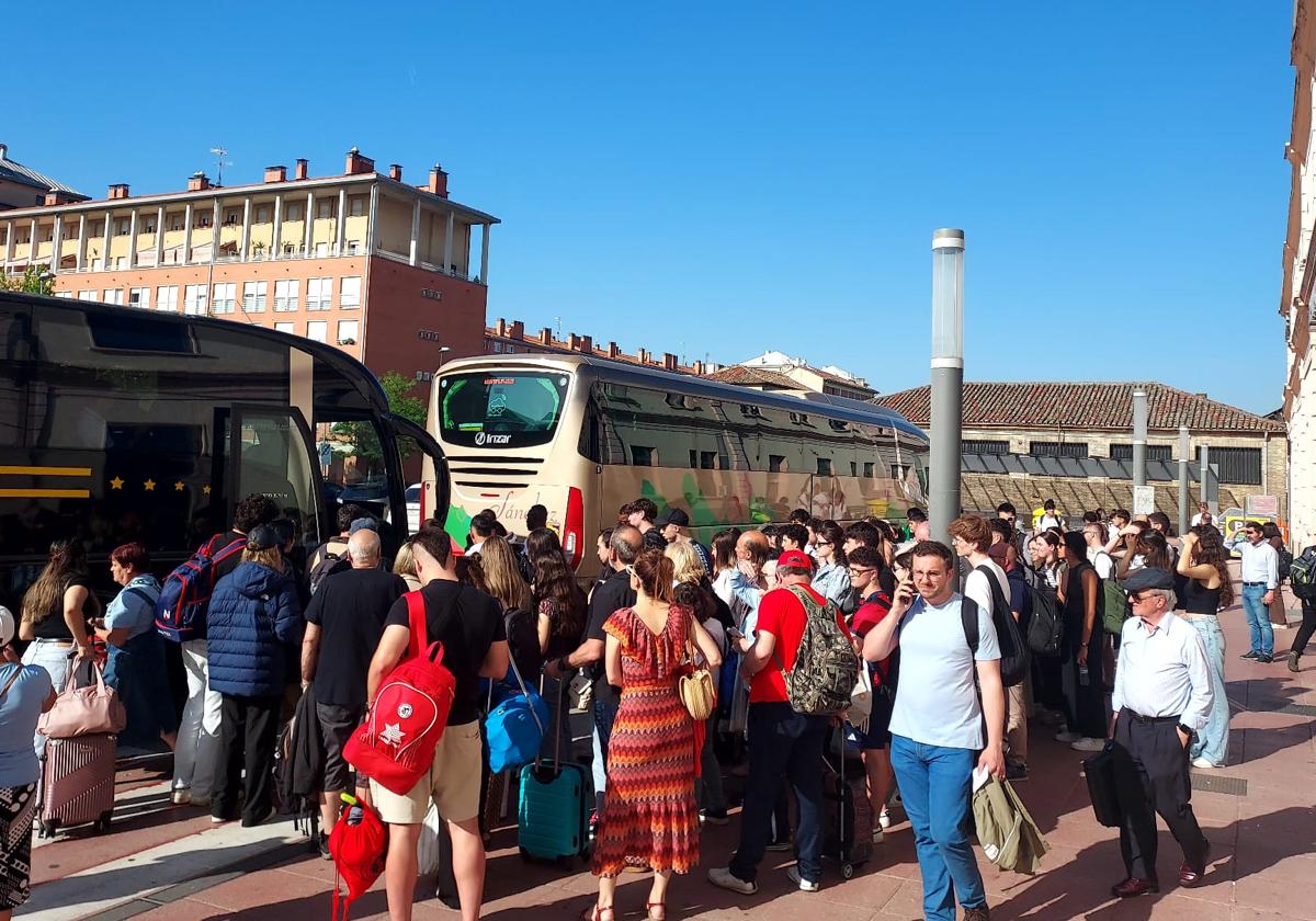 Pasajeros esperando a montarse en los autobuses fletados por Renfe.