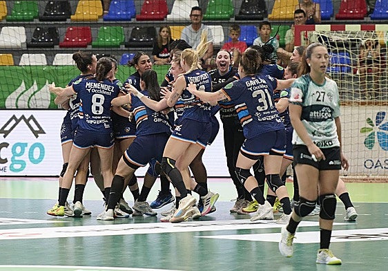Las jugadoras del Bera Bera celebran su décima Liga tras finalizar el partido en Elche.