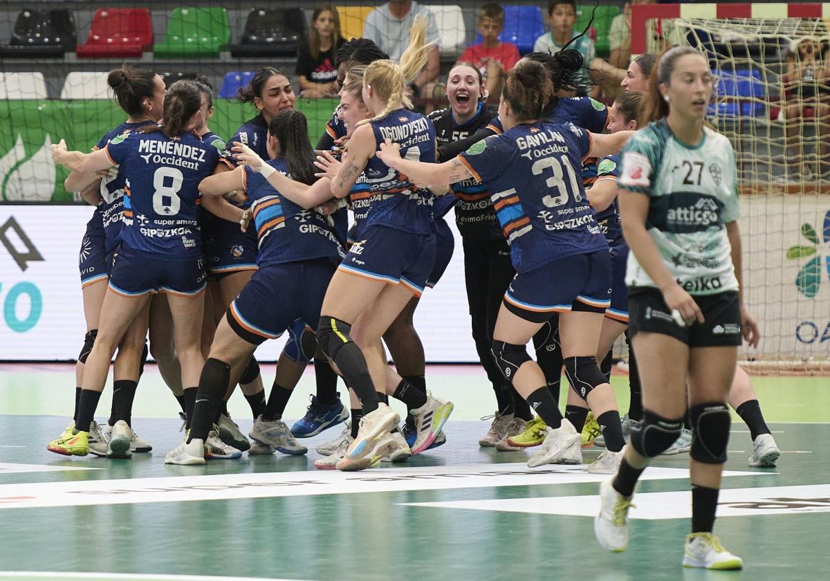 Las jugadoras del Bera Bera celebran su décima Liga tras finalizar el partido en Elche.