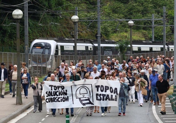 Vecinos de Amara se manifestaron este sábado por las calles del barrio para solicitar a las instituciones la colocación de una cubierta sobre las vías del Topo y reducir así la contaminación acústica que sufren, en especial los residentes del paseo de Errondo. La marcha, que contó con la participación de casi trescientas personas, arrancó en el ambulatorio y terminó en Riberas de Loiola.
