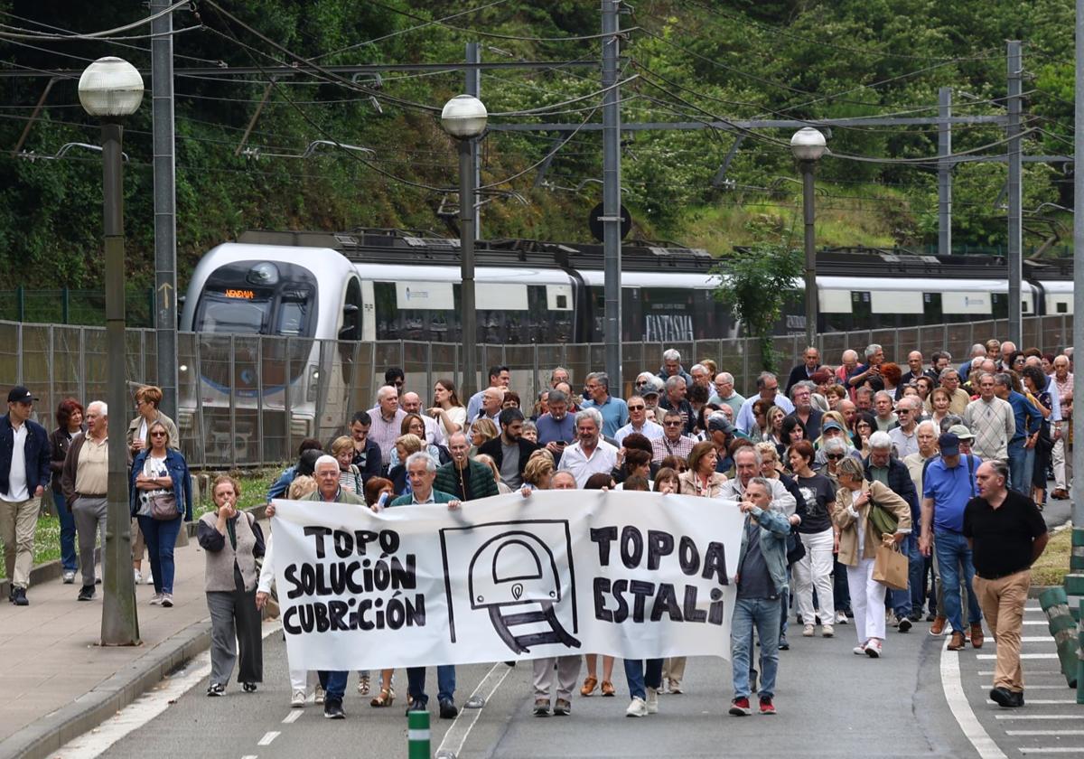 Vecinos de Amara se manifestaron este sábado por las calles del barrio para solicitar a las instituciones la colocación de una cubierta sobre las vías del Topo y reducir así la contaminación acústica que sufren, en especial los residentes del paseo de Errondo. La marcha, que contó con la participación de casi trescientas personas, arrancó en el ambulatorio y terminó en Riberas de Loiola.