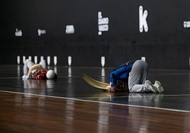 El ganador Erik boca arriba y el perdedor Arbe boca abajo, tras el último tanto en el Balda.