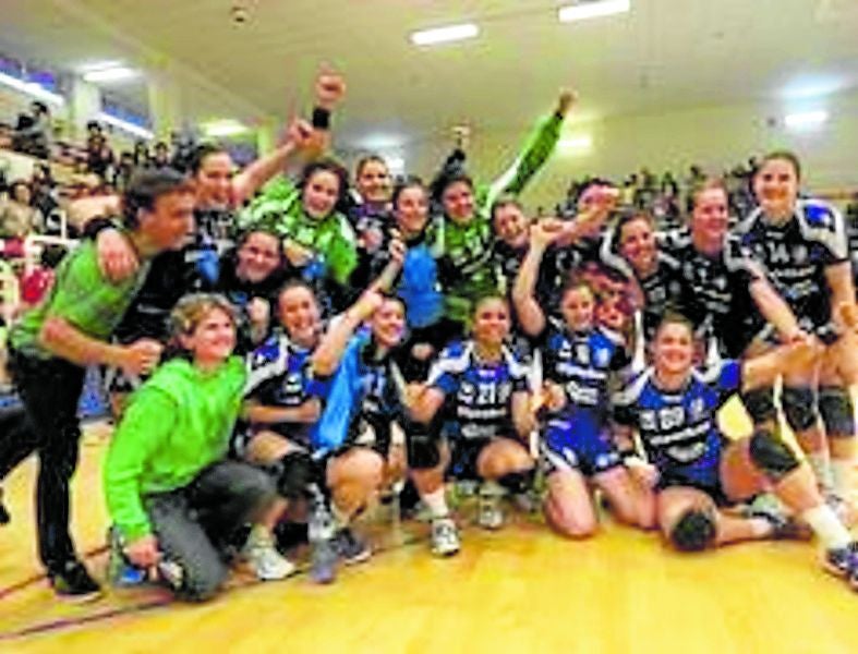 Imagen principal - Arriba, la primera Liga en Castro Urdiales. Debajo, la celebración vía telemática y la realizada a puerta cerrara por la pandemia.