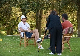 Con los compañeros de DV Beñat Barreto y Maite Jiménez durante un momento de la entrevista.