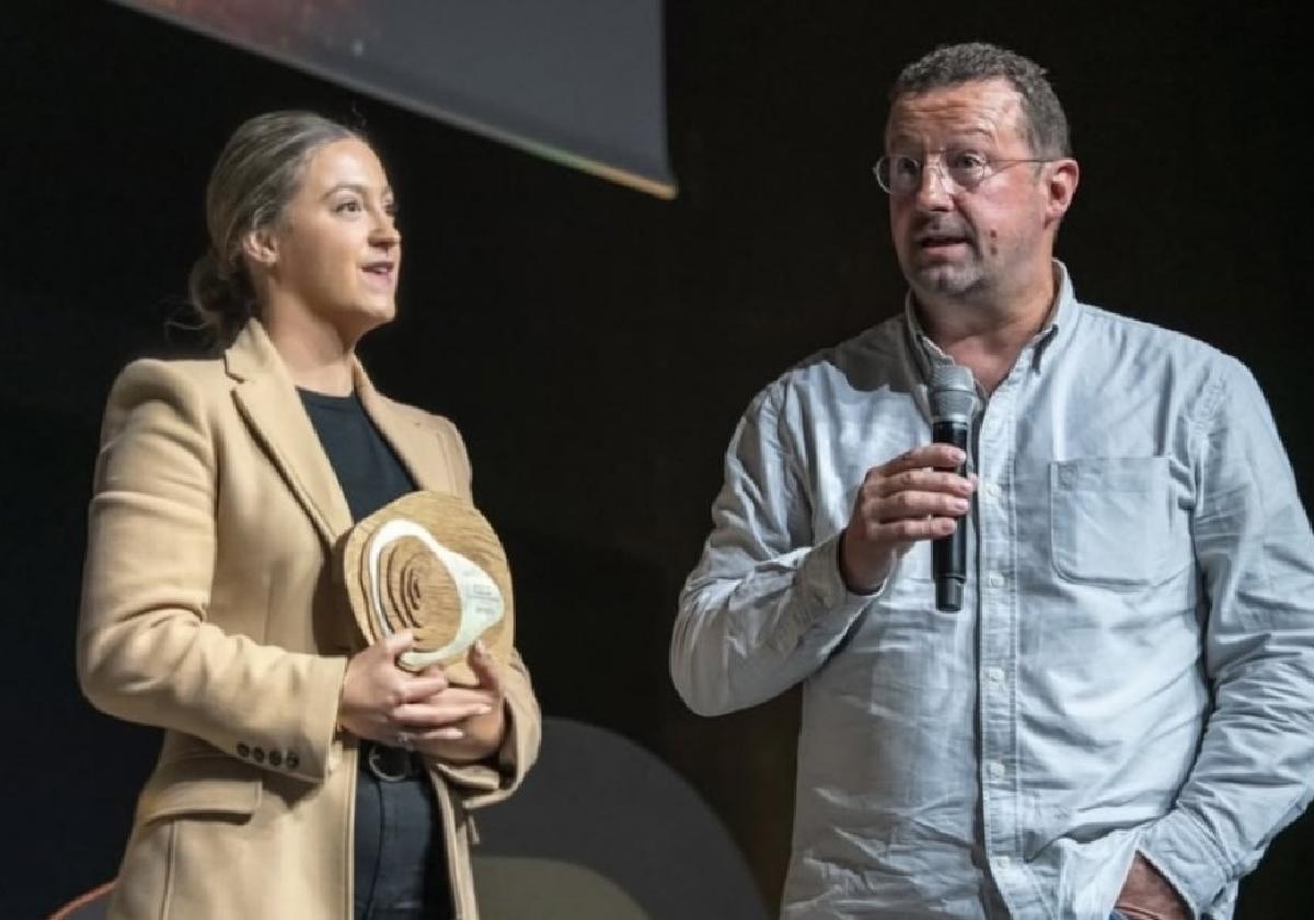 Maite y Txarli Rekalde recogieron el premio en Gasteiz.