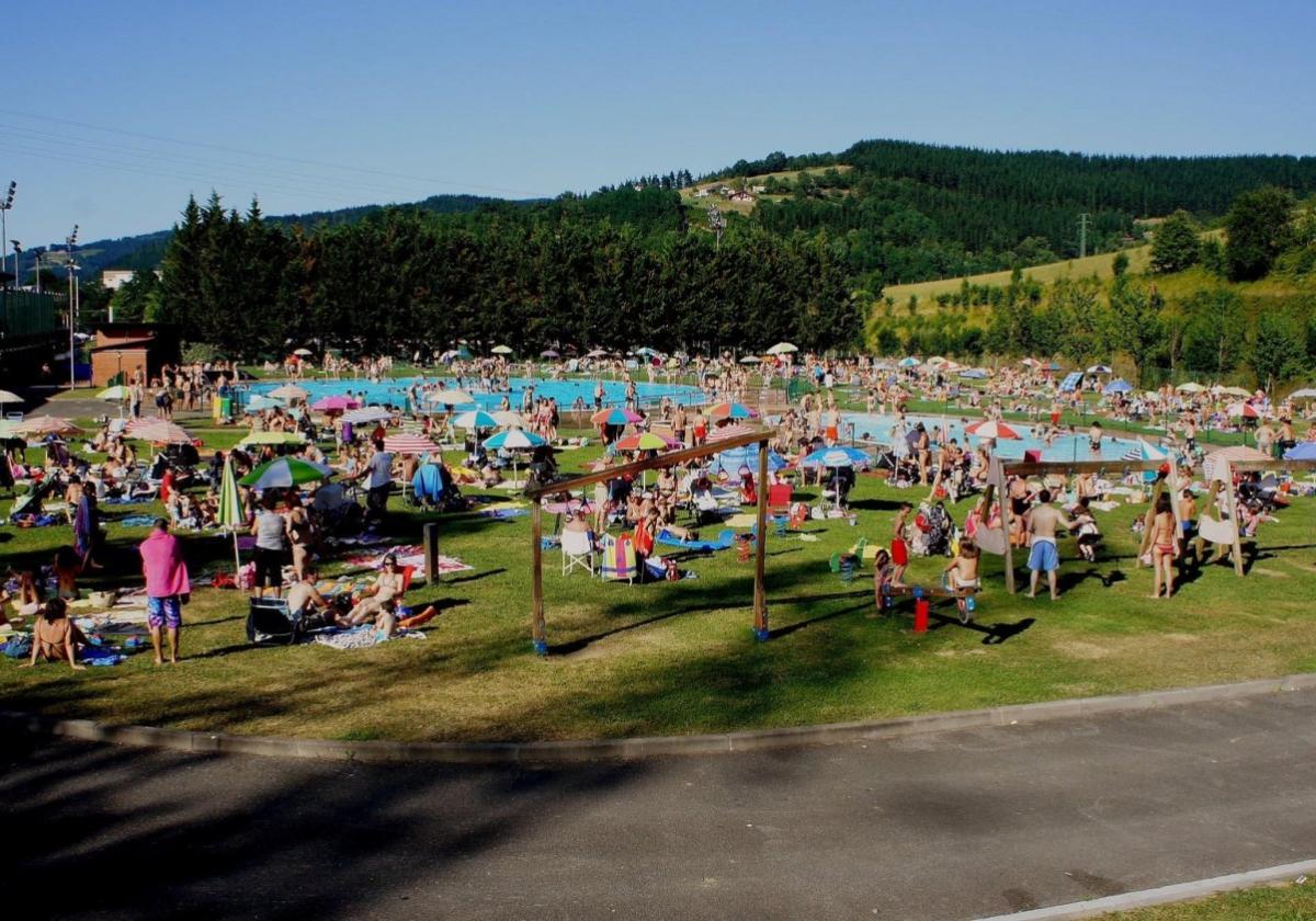 Las piscinas de Mintxeta, abarrotadas de gente un día de verano con buen tiempo.