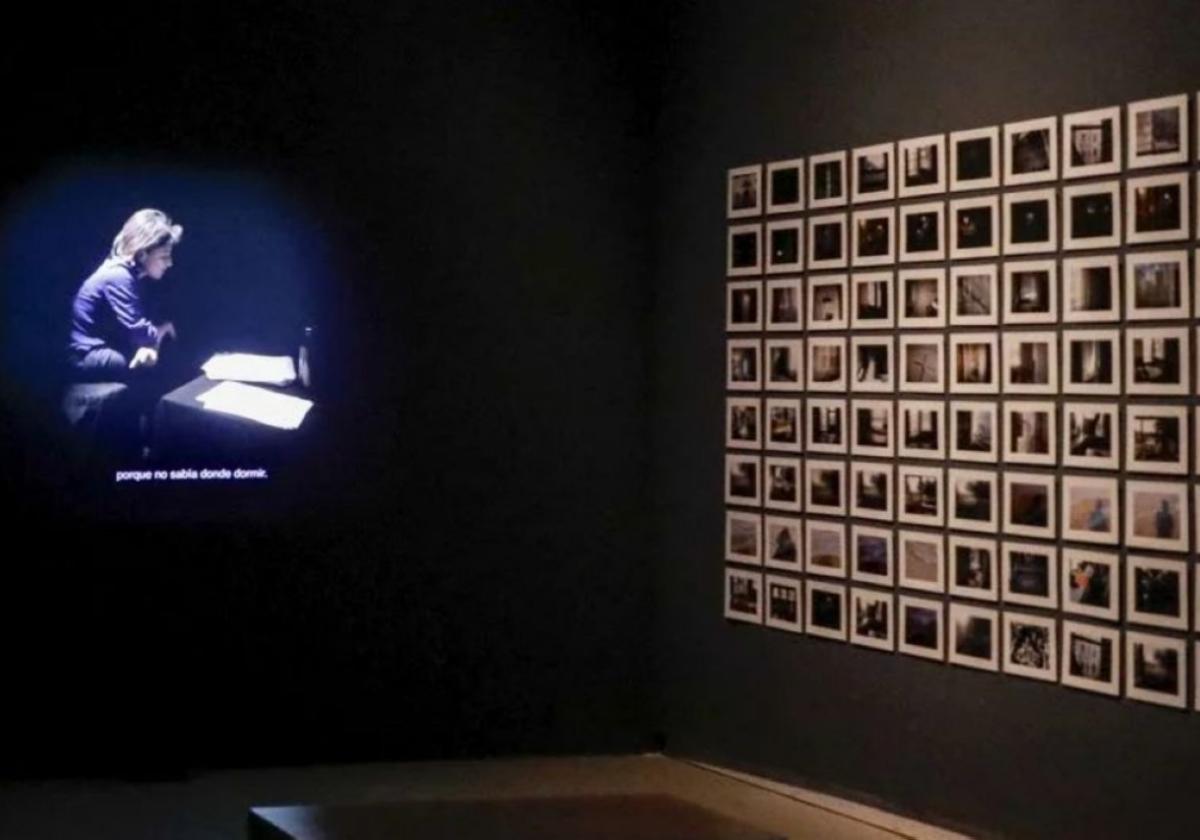 Una pantalla en la que Akerman lee las primeras páginas de su libro,  'Mi madre ríe'.