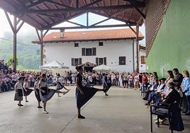 Los 21 vecinos mayores de 80 años recibieron un emotivo homenaje en el frontón de Beintza ante la mirada de sus vecinos.