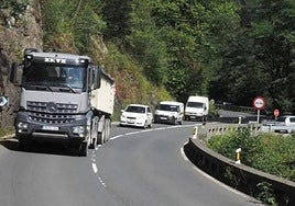 Vehículos transitando por la GI-631.