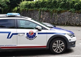 Imagen de archivo de un vehículo policial de la Ertzaintza.