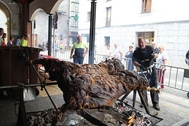 1.200 pintxo inguru banatu dituzte txekorra 12 orduz burduntzian erre eta gero.