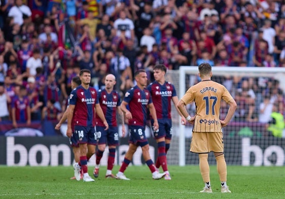 Corpas asiste impotente a la celebración de los jugadores del Levante tras el gol de la victoria.
