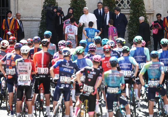 El Papa León XIV saluda a los corredores en el Vaticano.