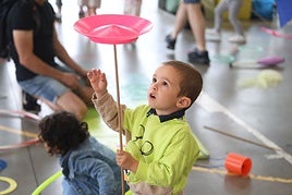Los niños lo pasaron en grande jugando con todo tipo de utensilios en las instalaciones de la ikastola Egape.