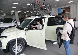 Varios clientes se interesan por un vehículo en venta en un concesionario guipuzcoano.