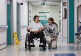 Susana Martínez y Cristina Lavado intercambian confidencias en el pasillo del edificio Amara del Hospital Donostia.