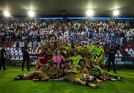 Alegría desbordante de los jugadores del Sanse tras ganar Mérida