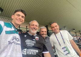 Bretos y Sergio, junto a Miguel Ángel y Daniel, seguidores del Mérida y la Real Sociedad, en el encuentro del domingo entre el Sanse y el cuadro emeritense