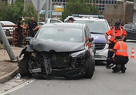 El vehículo en el que viajaban los detenidos tras chocar en la rotonda de Altamira.