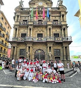 Los componentes de Lurra en el Dantzari Txiki Eguna celebrado el pasado sábado en Pamplona.