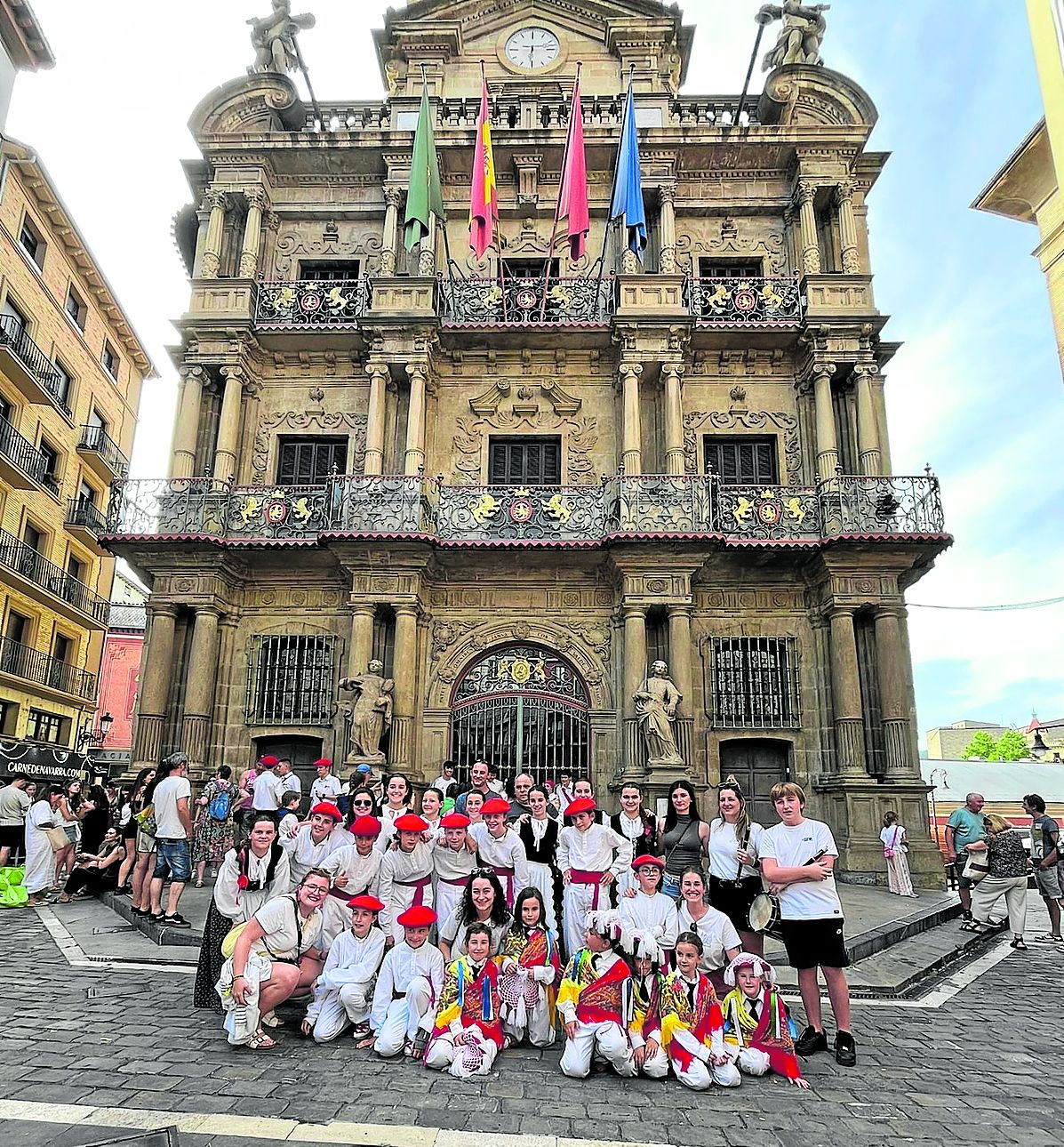 Los componentes de Lurra en el Dantzari Txiki Eguna celebrado el pasado sábado en Pamplona.