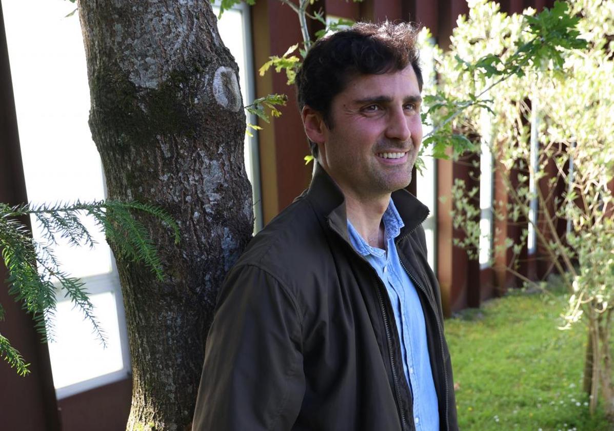 El portavoz del PP, Mikel Lezama, en los jardines de las Juntas Generales de Gipuzkoa.