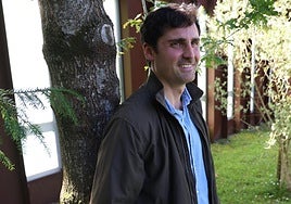 El portavoz del PP, Mikel Lezama, en los jardines de las Juntas Generales de Gipuzkoa.