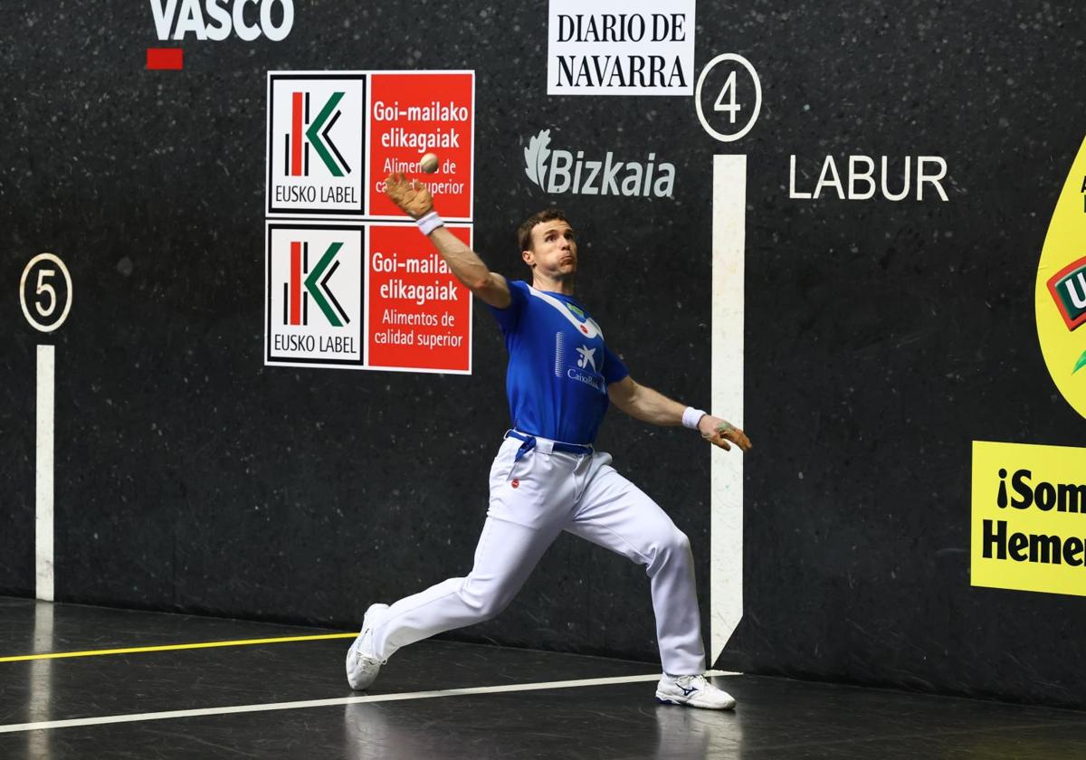 Artola entra a bolea en uno de los tantos de ayer en el frontón Bizkaia.