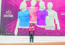 Simon Yates, en el mural del Giro inaugurado ayer en Roma junto a la estación de metro del barrio de EUR.