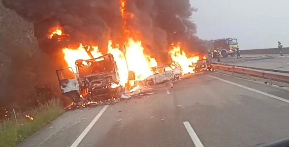 Accidente en Larraun con tres vehículos en llamas