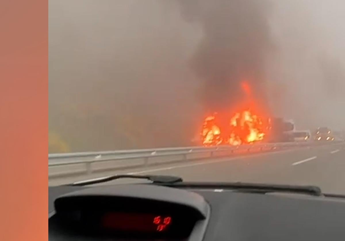 Cerrada la A-15 en ambos sentidos por un accidente múltiple con varios vehículos en llamas