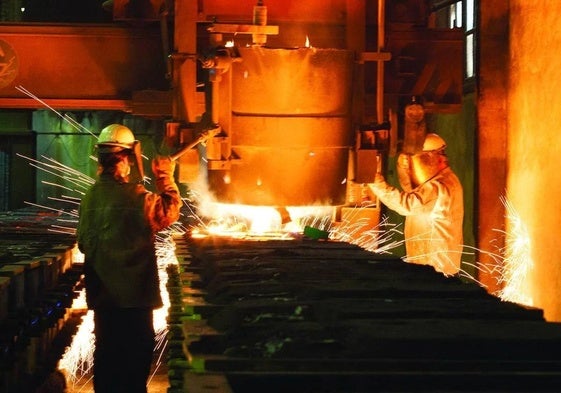 Trabajadores de la fundición de una empresa ajena a esta información.