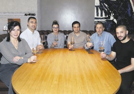 Los catadores. Estuvieron presentes en la cata, de izquierda a derecha: Mariana Tapia (Amelia Restaurant), Javier Caneja (Narru), Maitane Orbegozo (Akelarre), Rodrigo Retón (Ama Tolosa), Carlos Muro (Akelarre) y Orlando Calvo (Casa Julián).