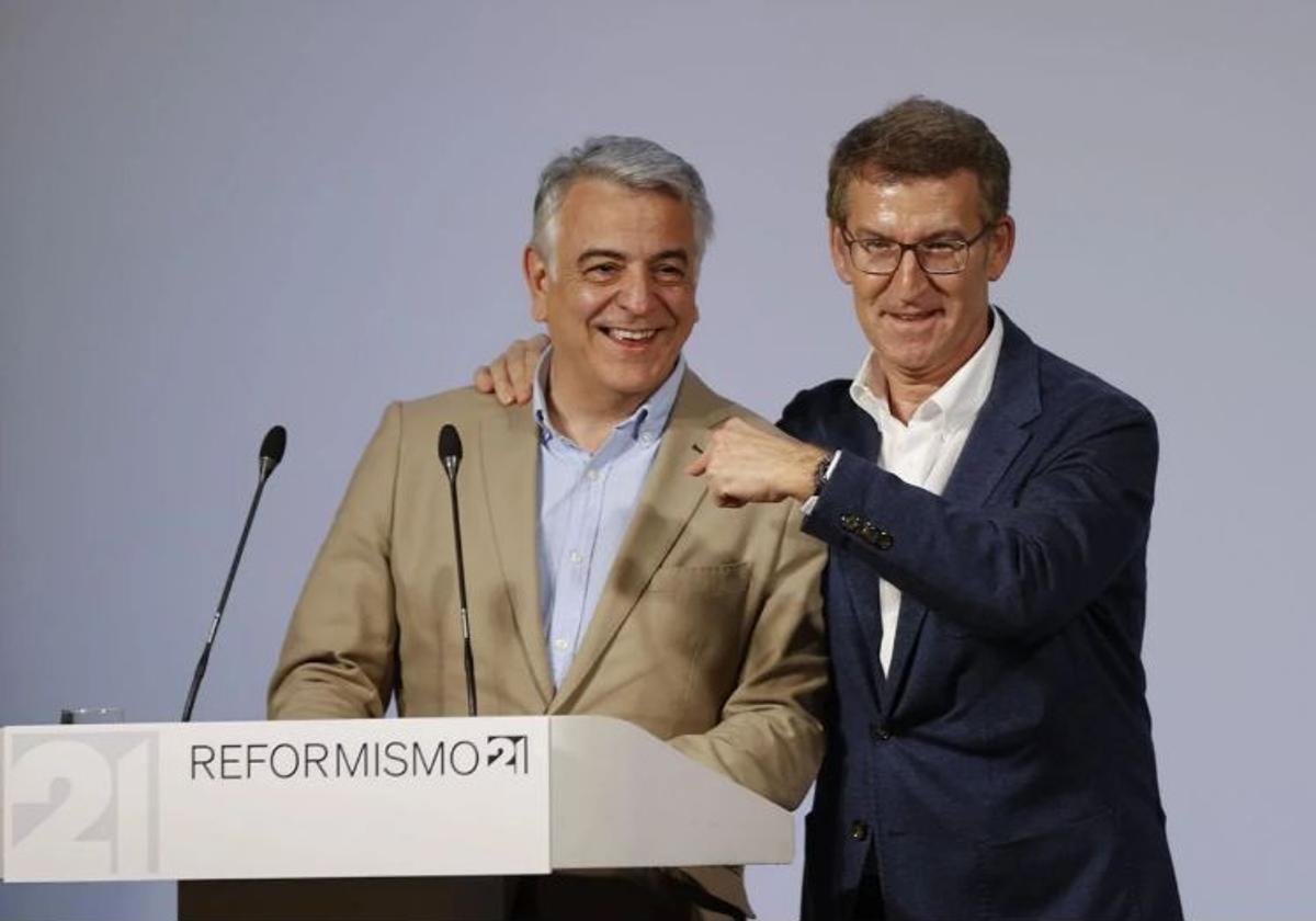 Feijóo con De Andrés, en la presentación del libro escrito por el presidente de los populares vascos el año pasado.