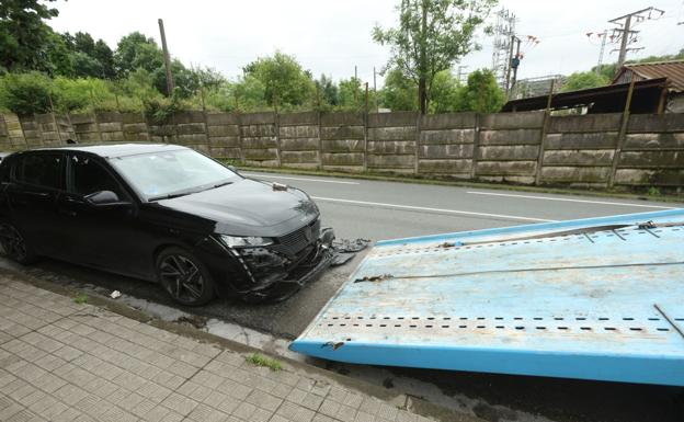 Estado en el que ha quedado el coche policial embestido.