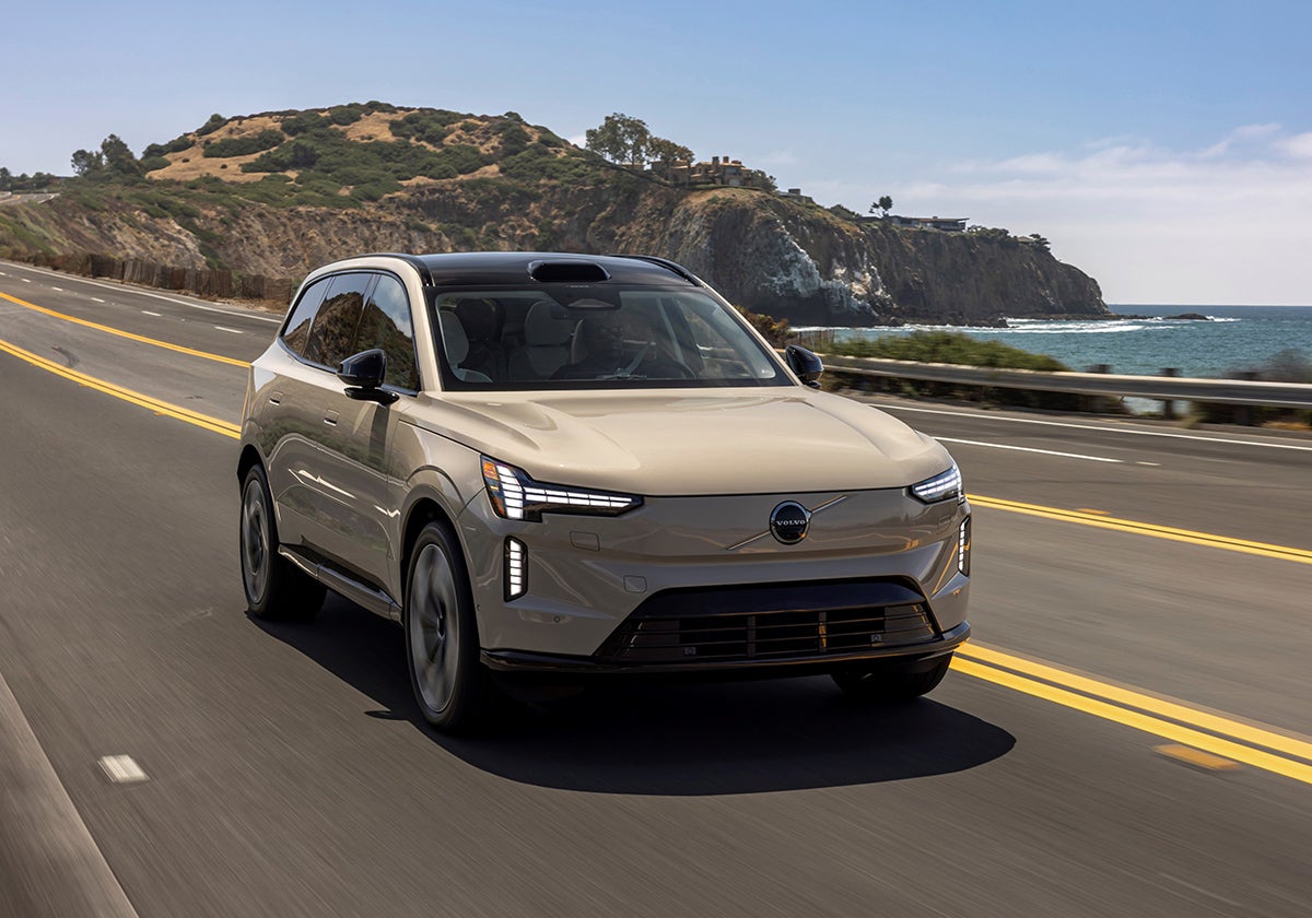 Está disponible con 279 cv en tracción trasera y con 408 o 517 CV, con tracción total. Tiene una autonomía de 620 km que puede ampliarse hasta los 800 km en ciclo urbano.