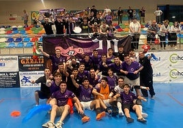 La celebración tuvo lugar a pie de campo con todos los jugadores.
