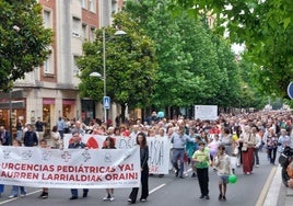 La manifestación que este sábado recorrió el centro de Irun congregó a más de 10.000 personas.