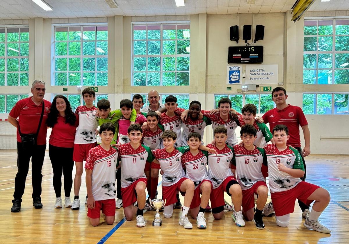 Equipo infantil masculino de balonmano que se ha hecho con la Copa.