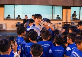 Un grupo de niños japoneses se hace selfies con Take Kubo