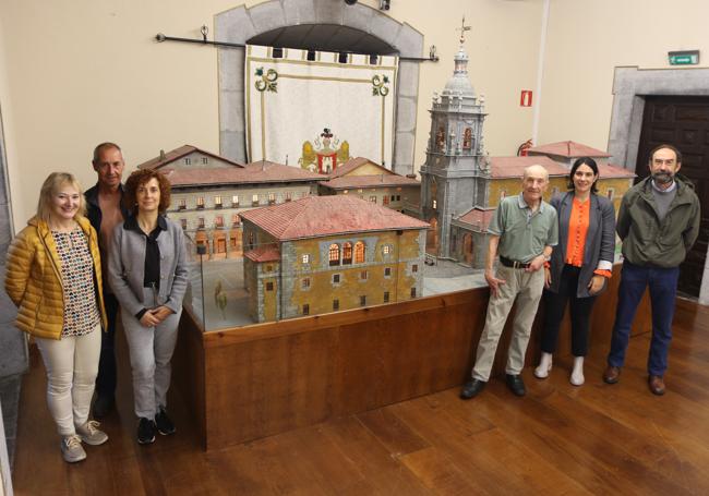 Representantes municipales y de la asociación Elgojaiotza, ayer, durante la presentación de la maqueta.
